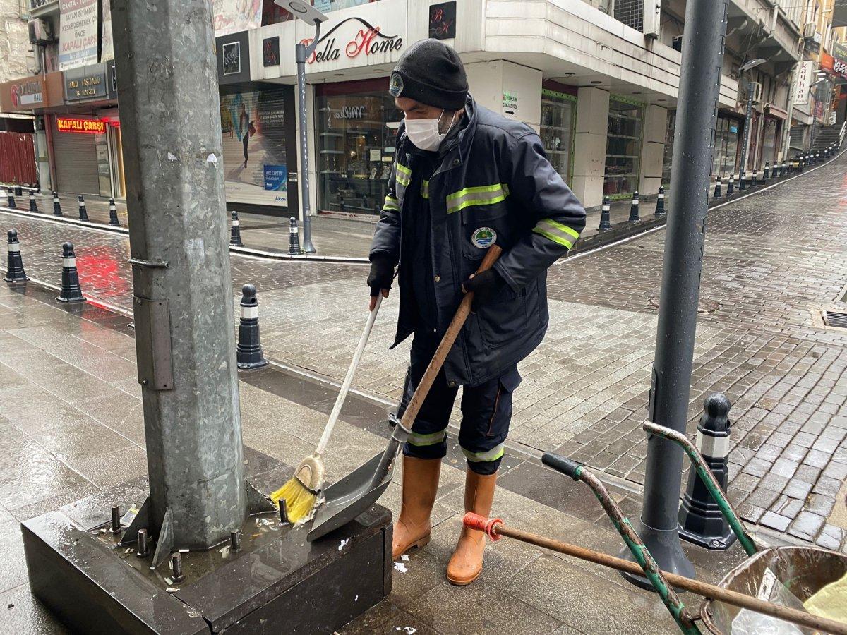 Zonguldak'ta temizlik görevlisi 4 çocuğun geleceğine destek veriyor