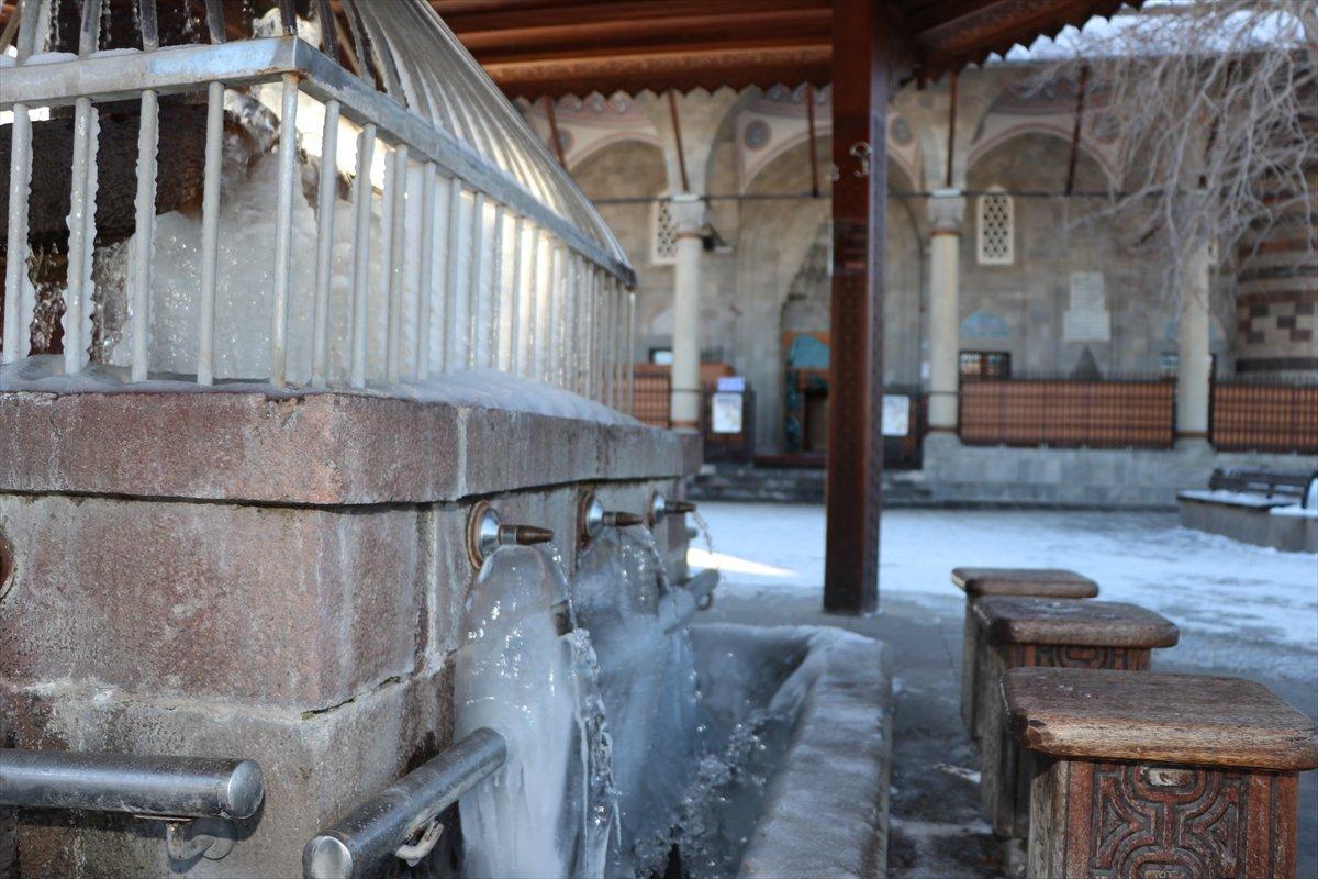 Ağrı'da soğuk hava ve kar yağışı etkili oluyor