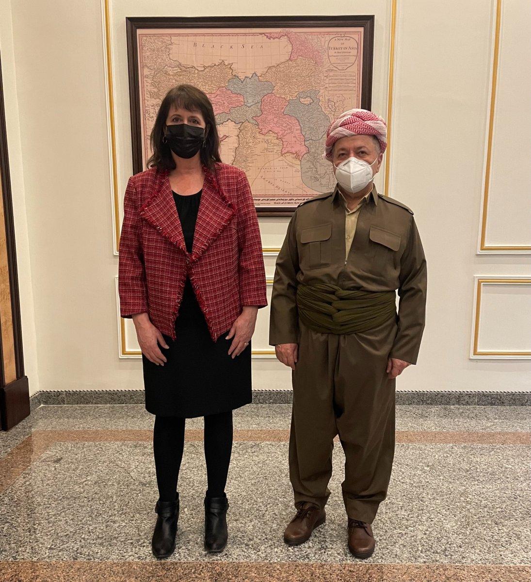 Mesud Barzani'den, Türkiye'nin bölündüğü haritanın önünde poz