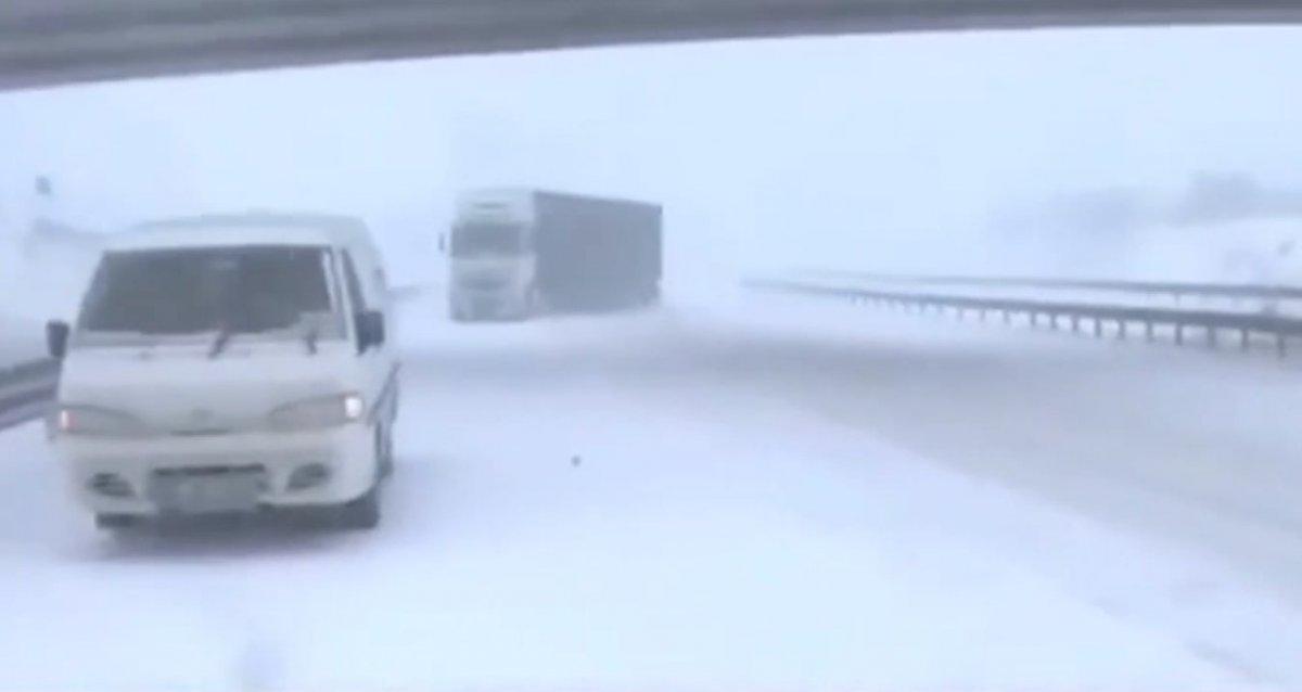 Kar yağışı haberi sunan TRT muhabiri canlı yayında kaza tehlikesi atlattı