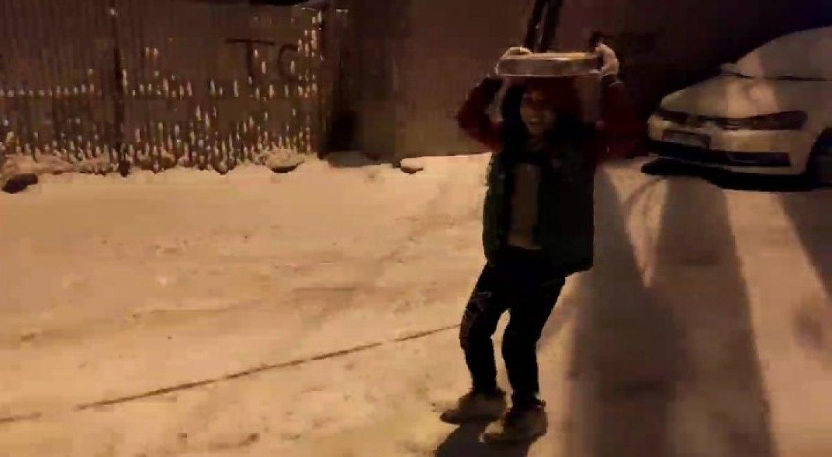 Malatya’da çocukların tepsiyle kar keyfi