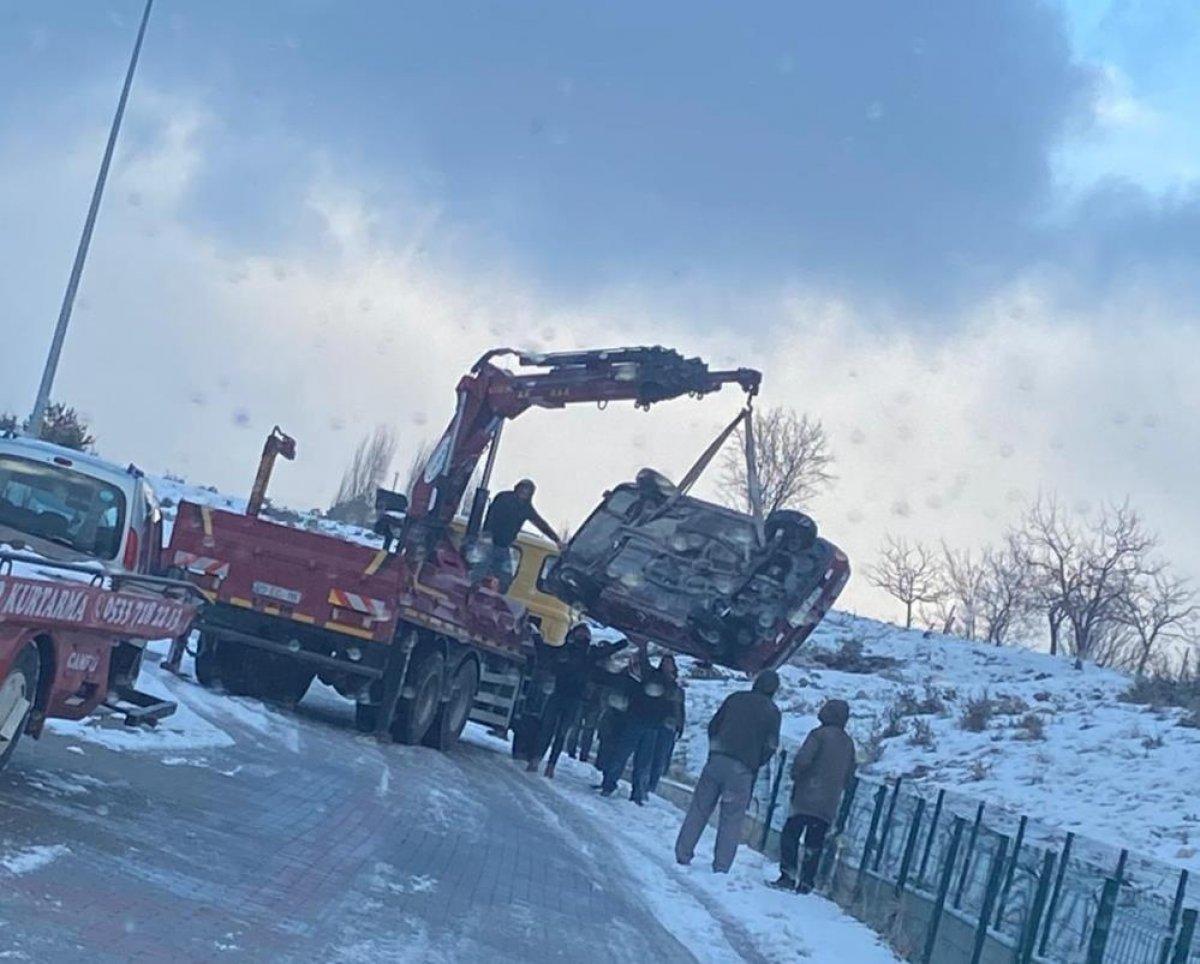 Denizli'de kanala düşen otomobilden burnu kanamadan kurtuldu