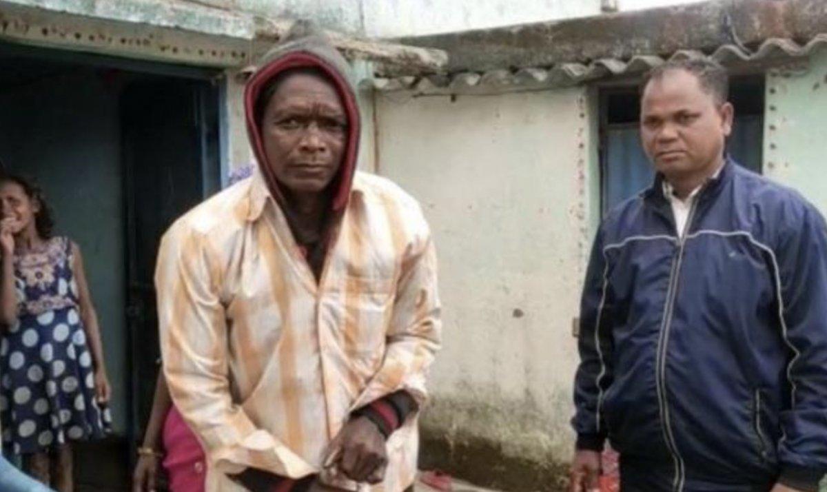 Hindistan'da koronavirüs aşısı yaptıran felçli adam yürümeye başladı