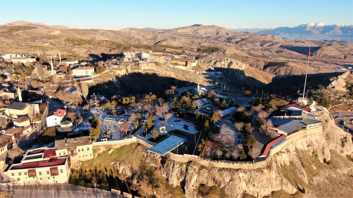 Elazığ'da kışa rağmen bahar havası yaşanıyor