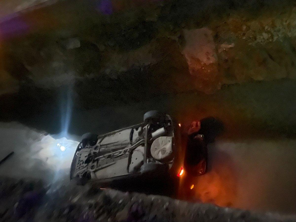 Sakarya'da otomobil kanala düştü: 3 yaralı