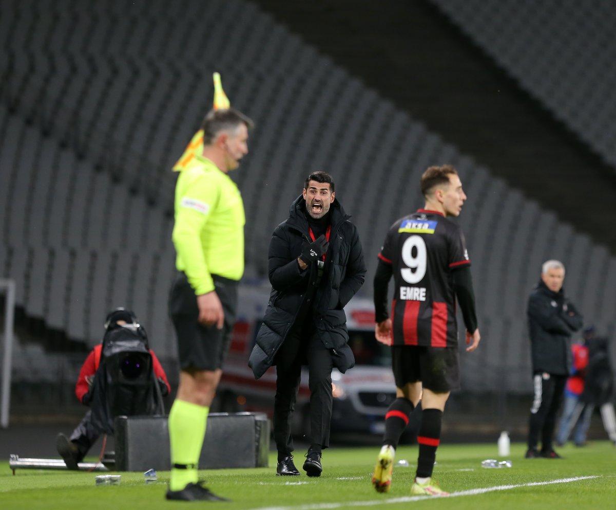 Volkan Demirel kırmızı kart gördü