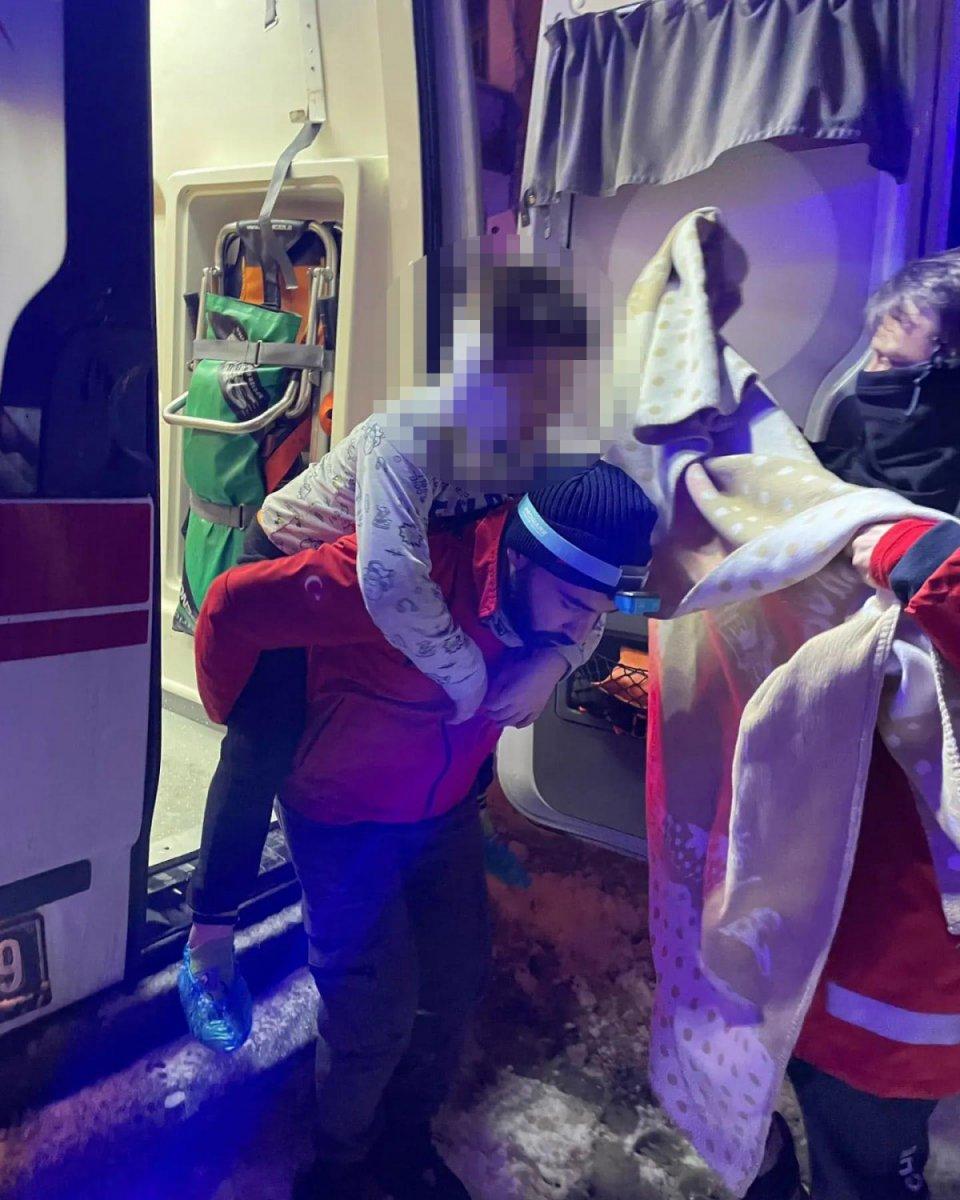 Trabzon'da hasta çocuğu sırtında taşıyan hemşire