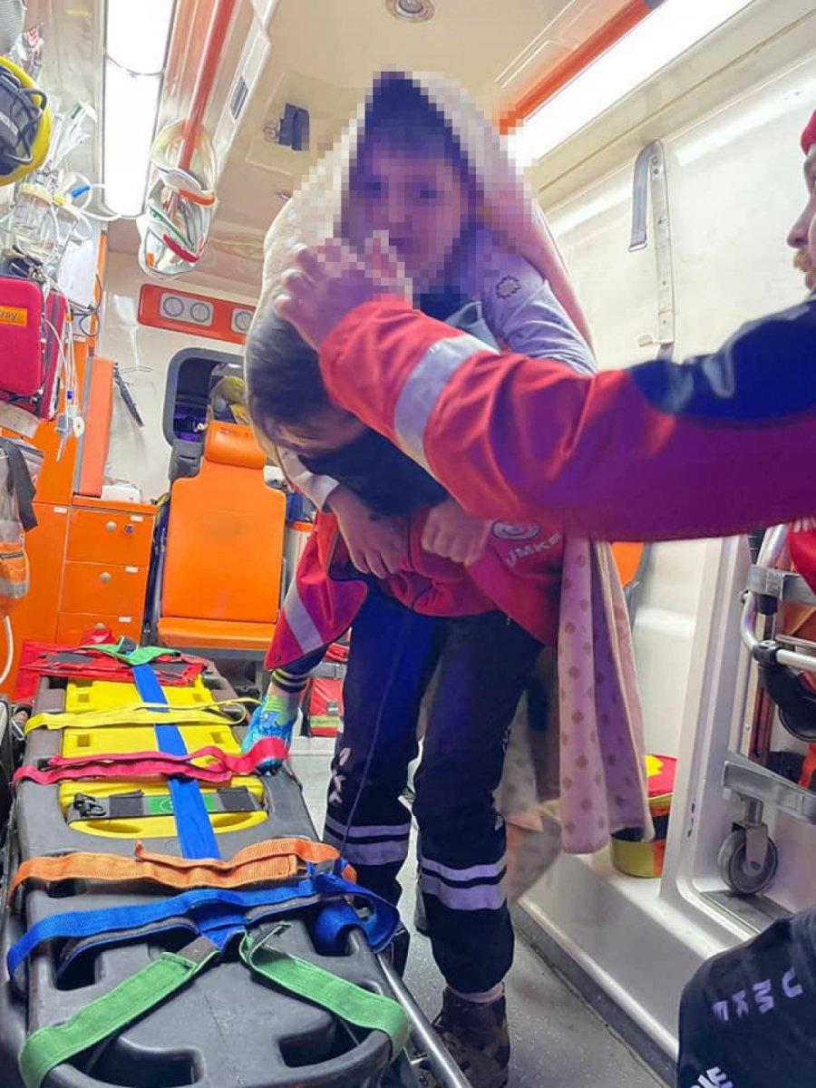 Trabzon'da hasta çocuğu sırtında taşıyan hemşire