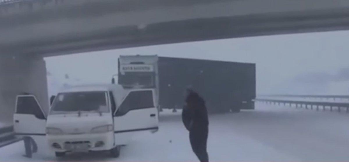 Kar yağışı haberi sunan TRT muhabiri canlı yayında kaza tehlikesi atlattı