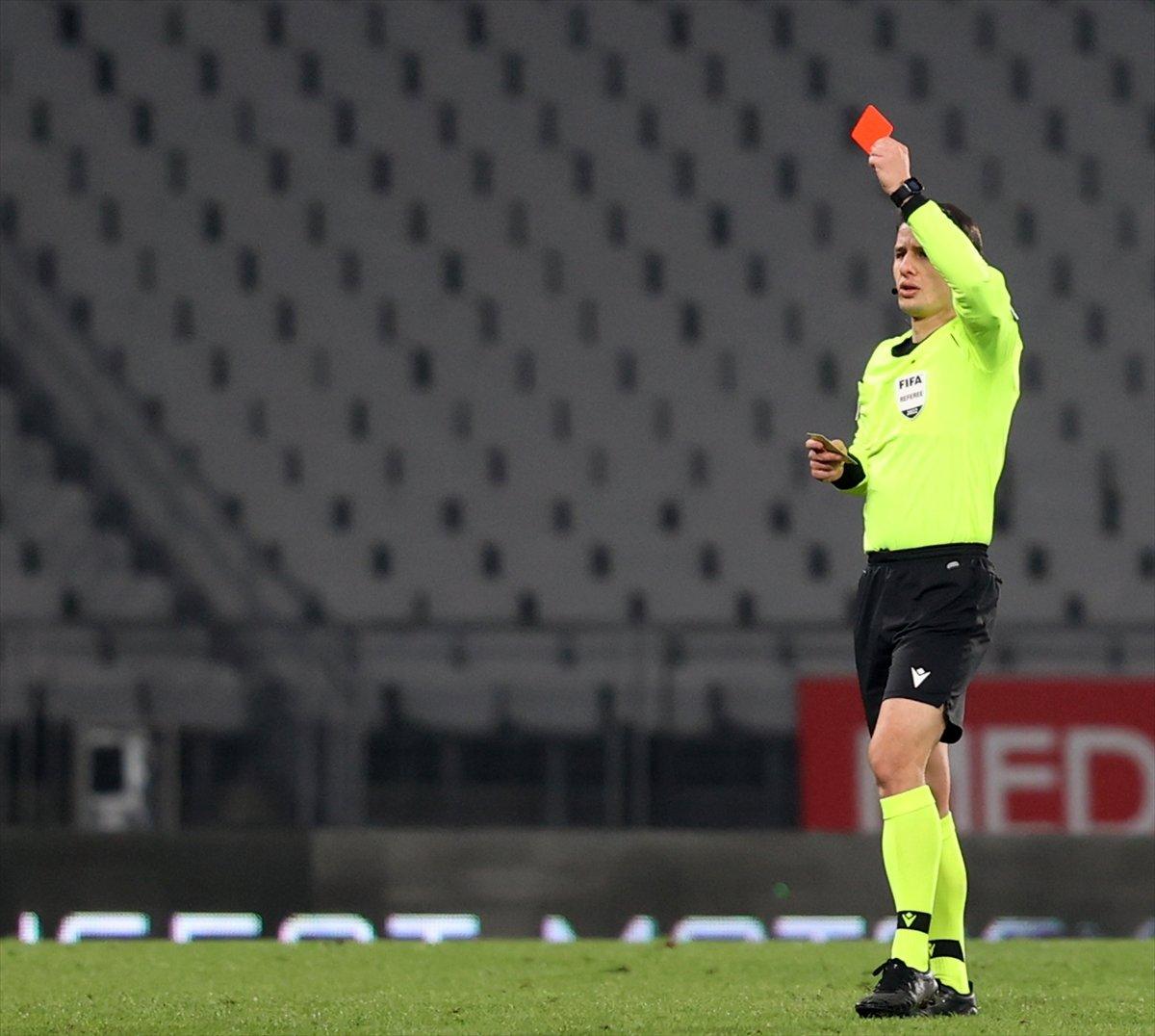 Volkan Demirel kırmızı kart gördü