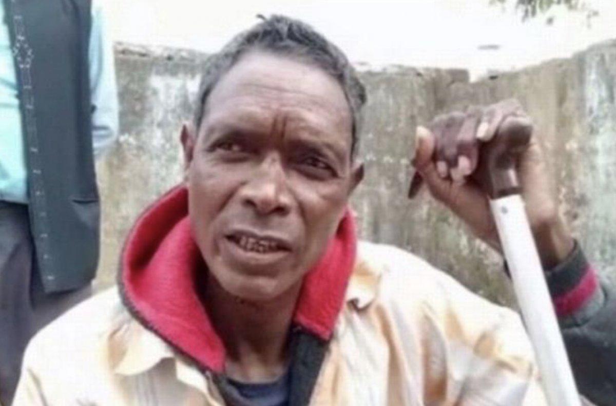 Hindistan'da koronavirüs aşısı yaptıran felçli adam yürümeye başladı