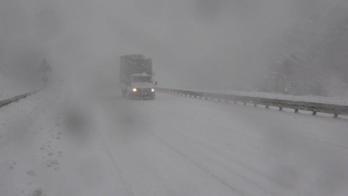 Kastamonu'da kar kalınlığı 60 santimetreyi geçti