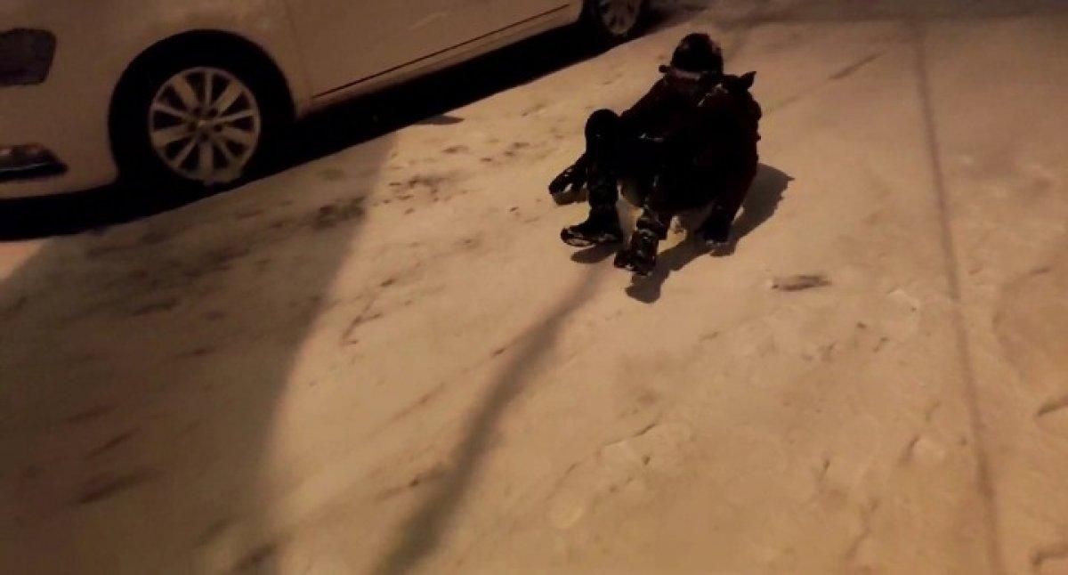 Malatya’da çocukların tepsiyle kar keyfi