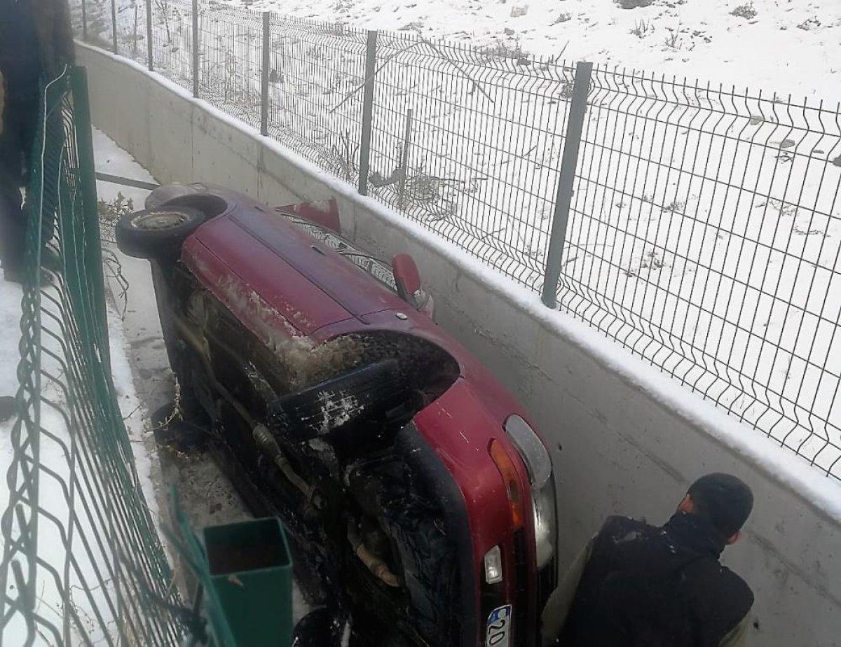 Denizli'de kanala düşen otomobilden burnu kanamadan kurtuldu
