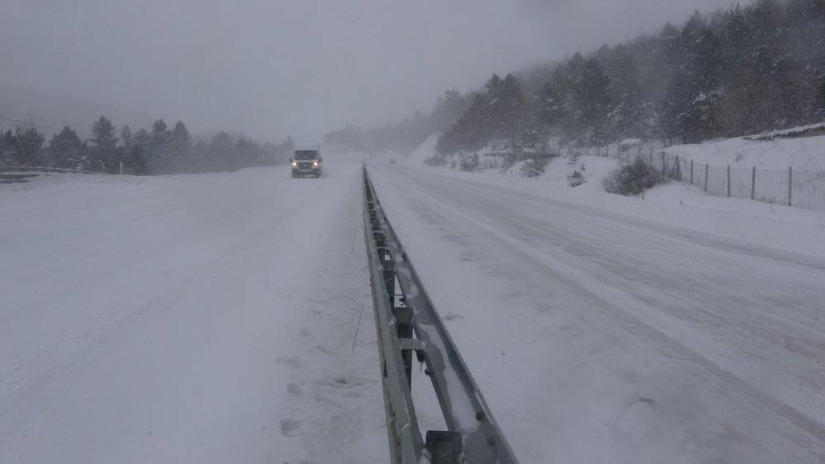 Kastamonu'da kar kalınlığı 60 santimetreyi geçti