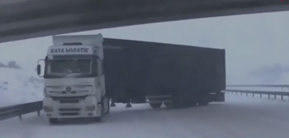 Kar yağışı haberi sunan TRT muhabiri canlı yayında kaza tehlikesi atlattı