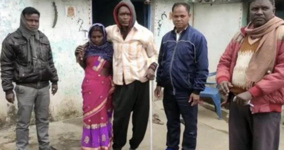 Hindistan'da koronavirüs aşısı yaptıran felçli adam yürümeye başladı