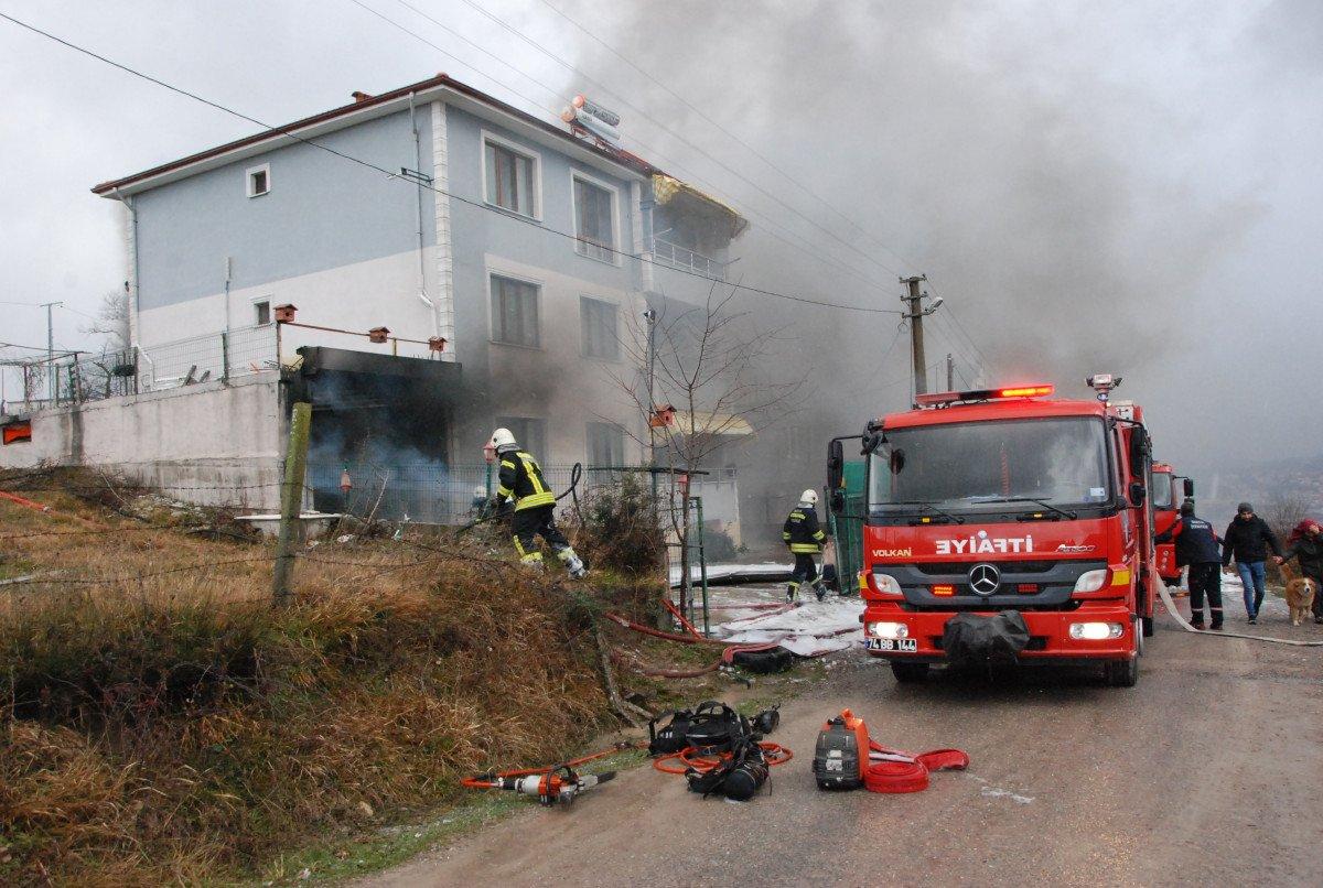 Bartın'da kedi ve köpekleri ısıtmak isterken aracı yandı