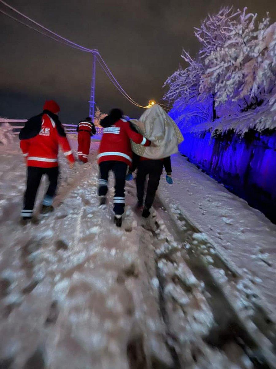 Trabzon'da hasta çocuğu sırtında taşıyan hemşire