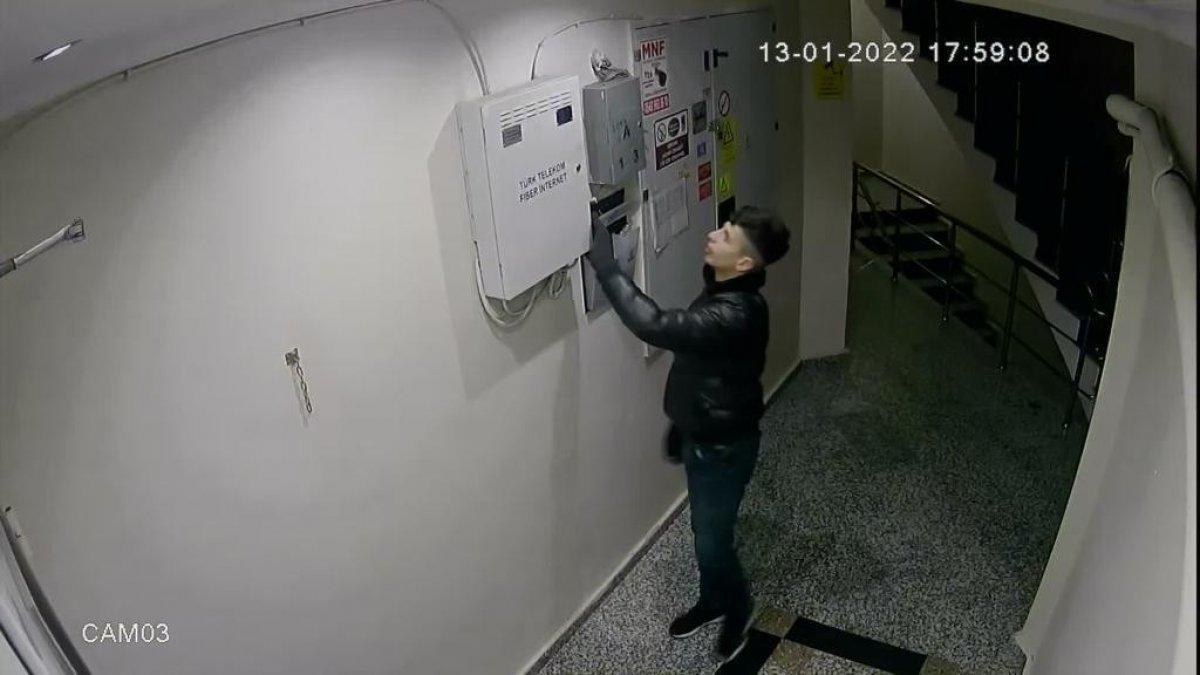 Küçükçekmece’de, açık kapıyı fırsat bilip bisikletleri çaldılar