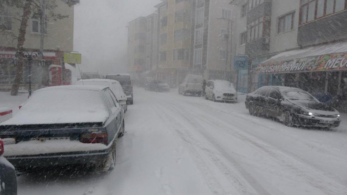 Kastamonu'da kar kalınlığı 60 santimetreyi geçti