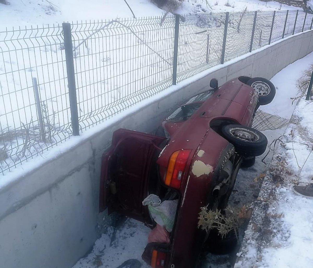 Denizli'de kanala düşen otomobilden burnu kanamadan kurtuldu