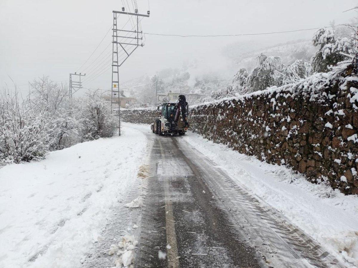 Hatay’da kar yağışı nedeniyle ahır çöktü