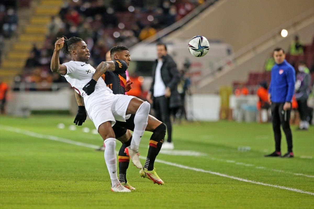 Galatasaray'da Aanholt ile yollar ayrılacak