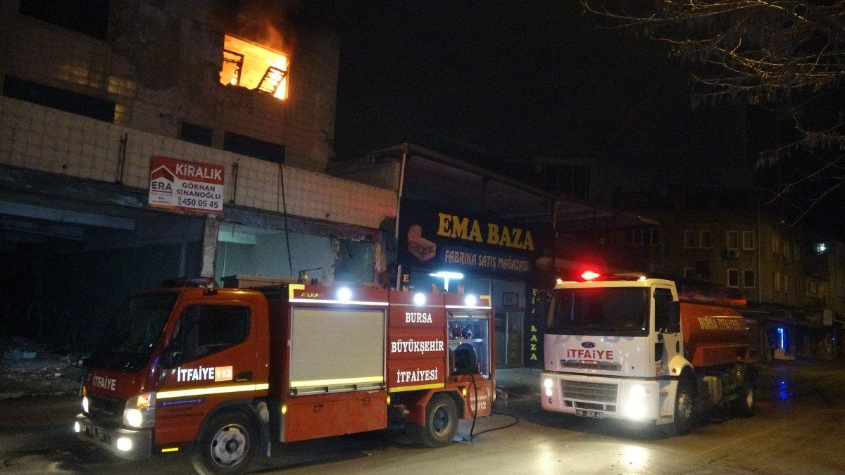Bursa'da 3 katlı kullanılmayan binada yangın çıktı