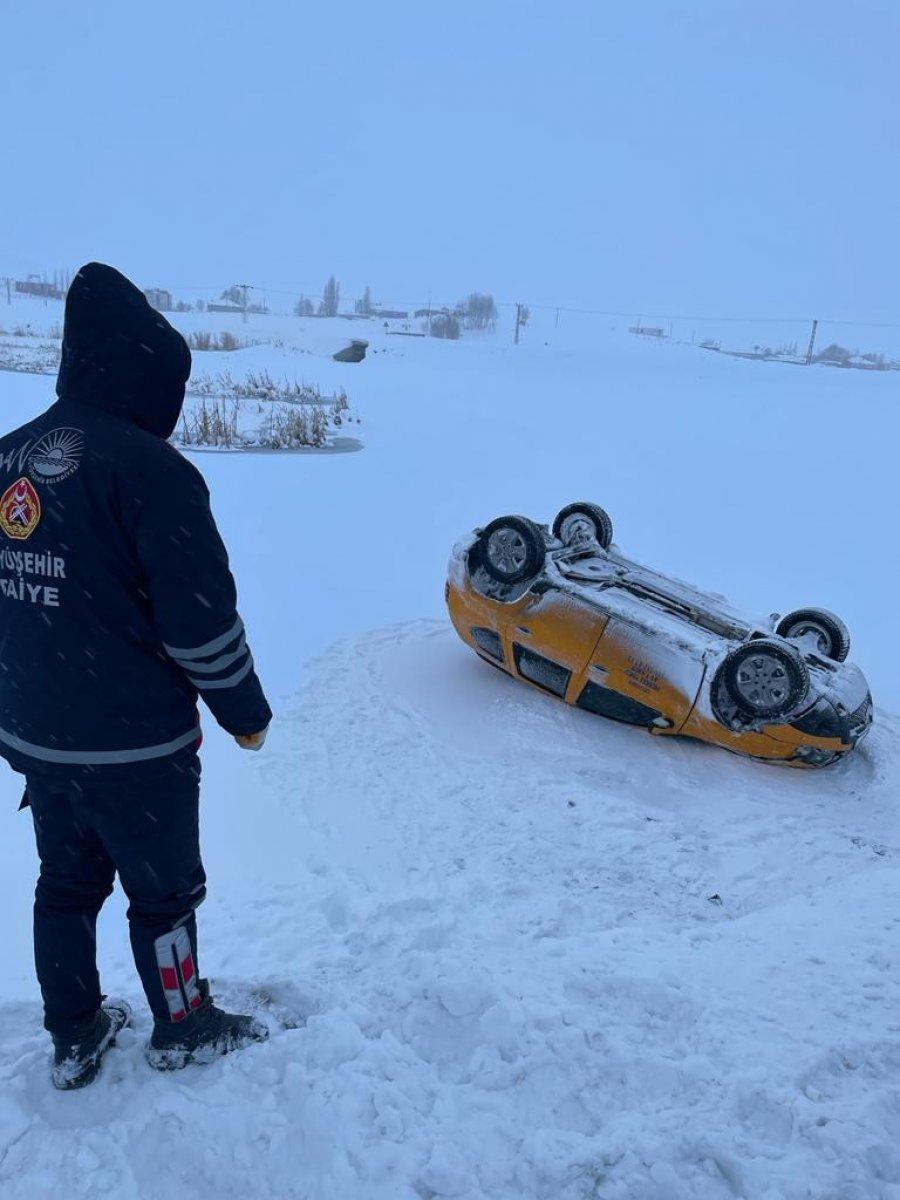 Van'da yoldan çıkan taksi takla attı