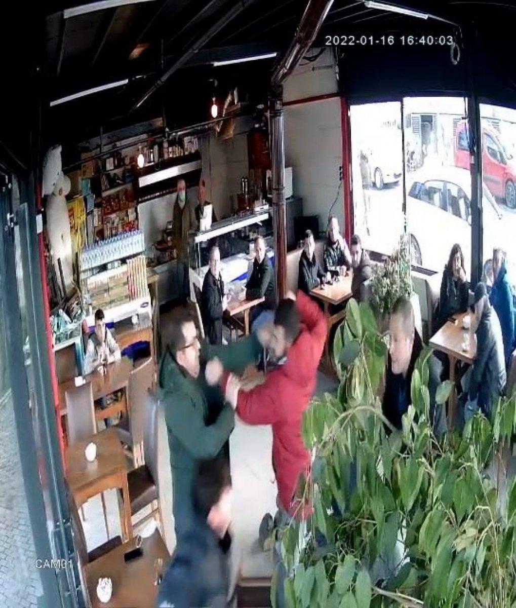 Sancaktepe'de kafe basıp, direksiyon öğretmenini dövdüler