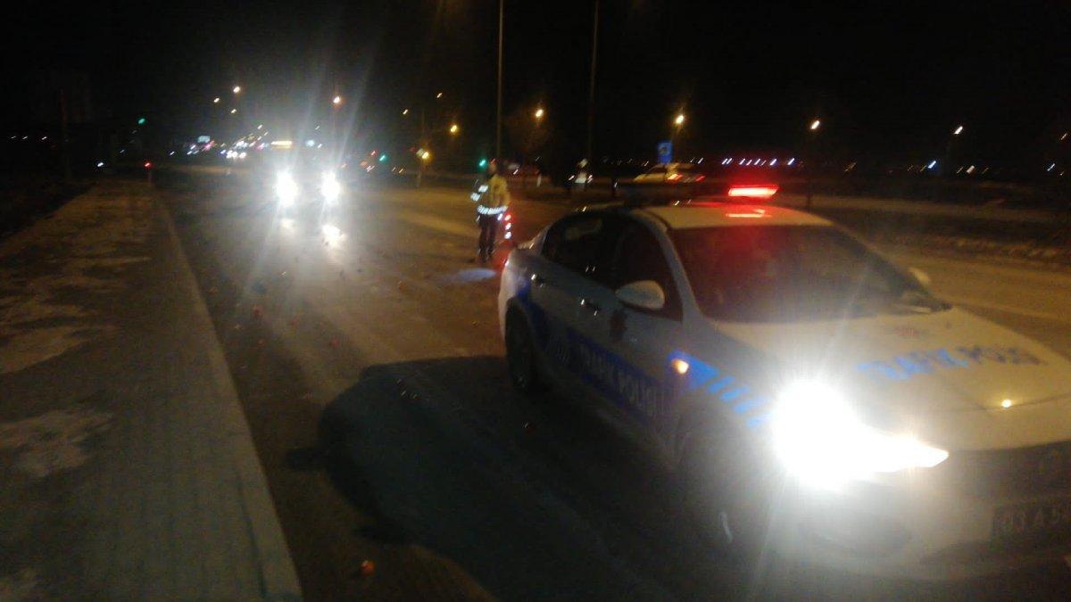 Afyonkarahisar'da tır dorsesi devrildi, mandalinalar yola saçıldı