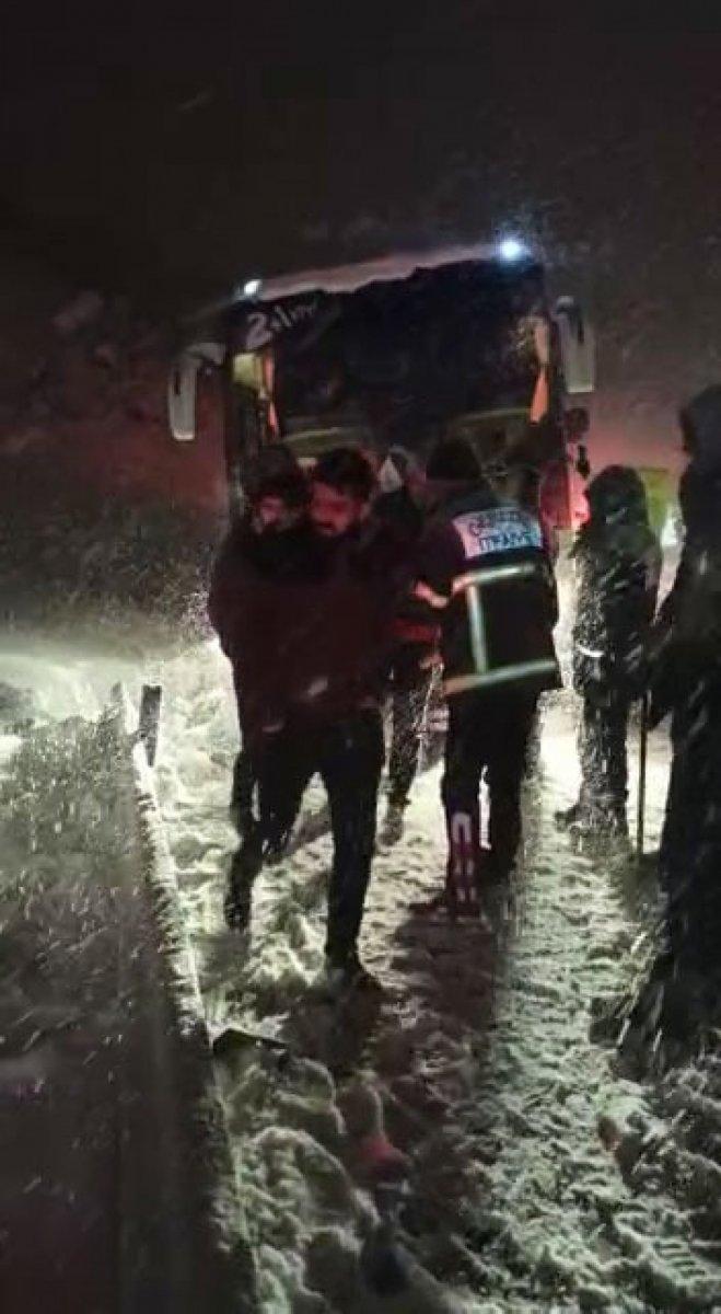 Bolu'da, kaza yapan otobüste mahsur kalan 27 yolcu kurtarıldı