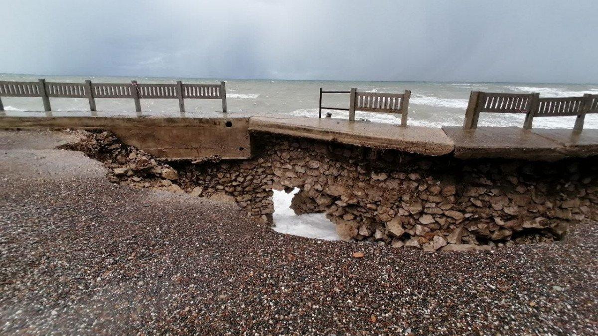 Kastamonu’da, sahil yolu çöktü