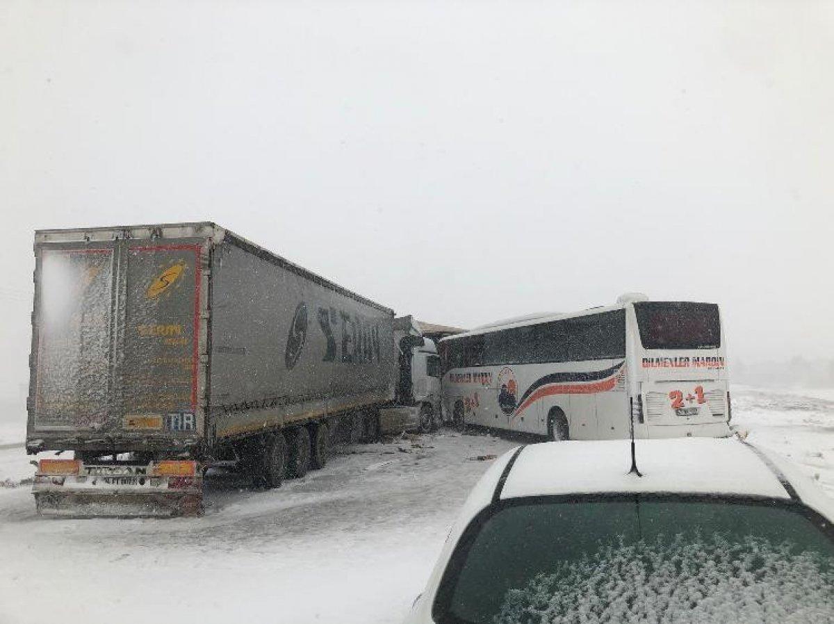 Mardin'de kar yağışı nedeniyle feci kaza: 3 ölü