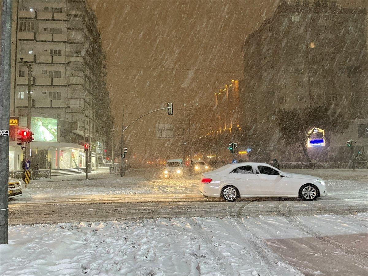 Gaziantep'te yoğun kar yağışı ulaşımı güçleştirdi