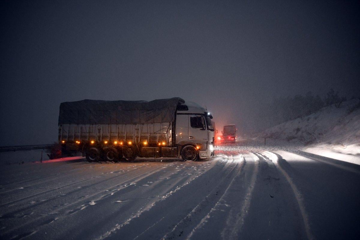 Gaziantep'te yoğun kar yağışı ulaşımı güçleştirdi