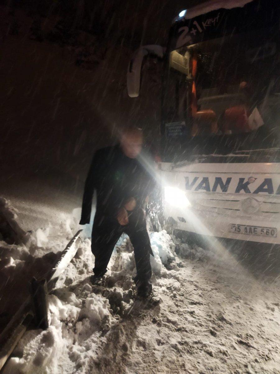 Bolu'da, kaza yapan otobüste mahsur kalan 27 yolcu kurtarıldı