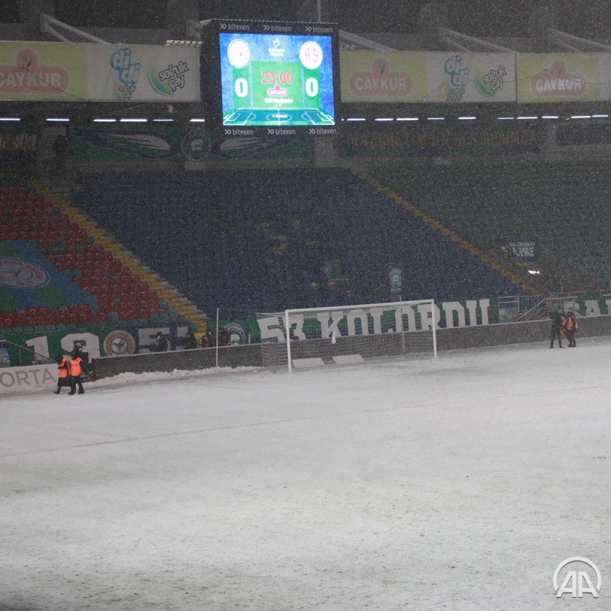 Rizespor - Antalyaspor maçı kar nedeniyle ertelendi