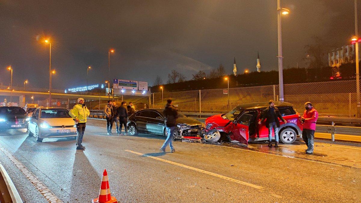 Beyoğlu'nda makas atarak ilerledi, zincirleme kaza oldu