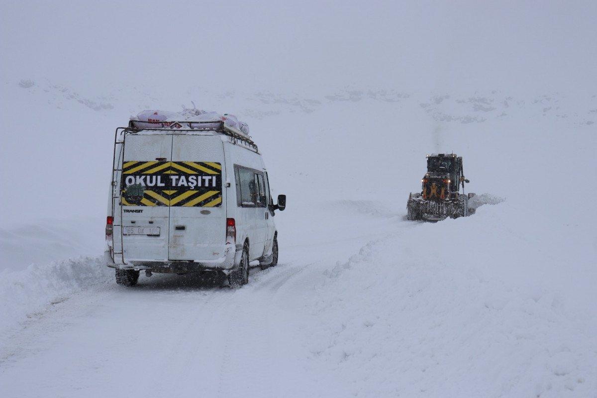 Ağrı'da, karda mahsur kalanların yardımına ekipler yetişti