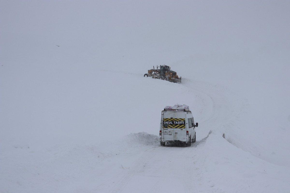 Ağrı'da, karda mahsur kalanların yardımına ekipler yetişti