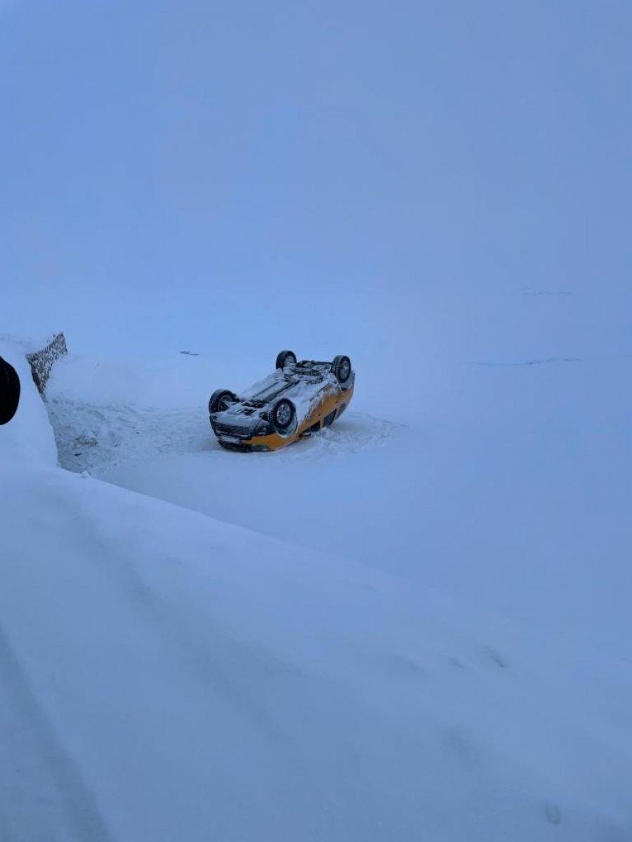 Van'da yoldan çıkan taksi takla attı