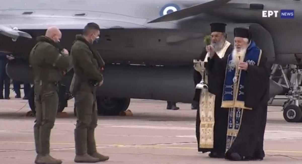 Yunanistan yeni aldığı savaş uçaklarını kutsadı