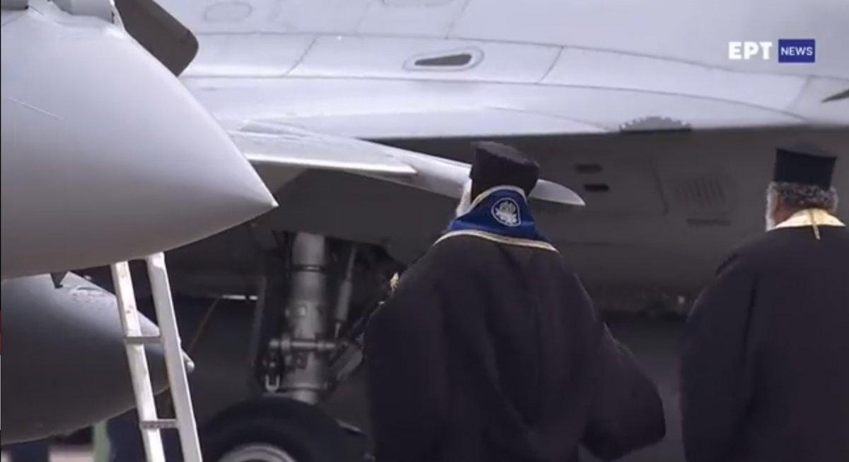 Yunanistan yeni aldığı savaş uçaklarını kutsadı