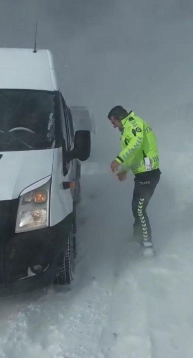 Van'da tipide öğrenci servisini iten trafik polisinin zor anları