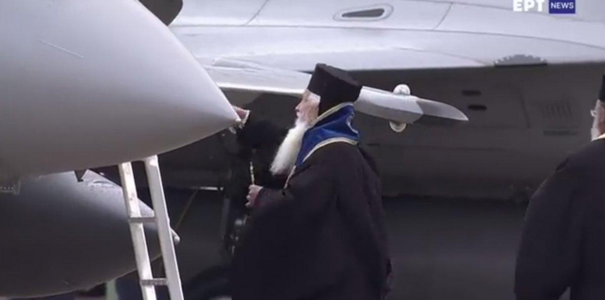 Yunanistan yeni aldığı savaş uçaklarını kutsadı