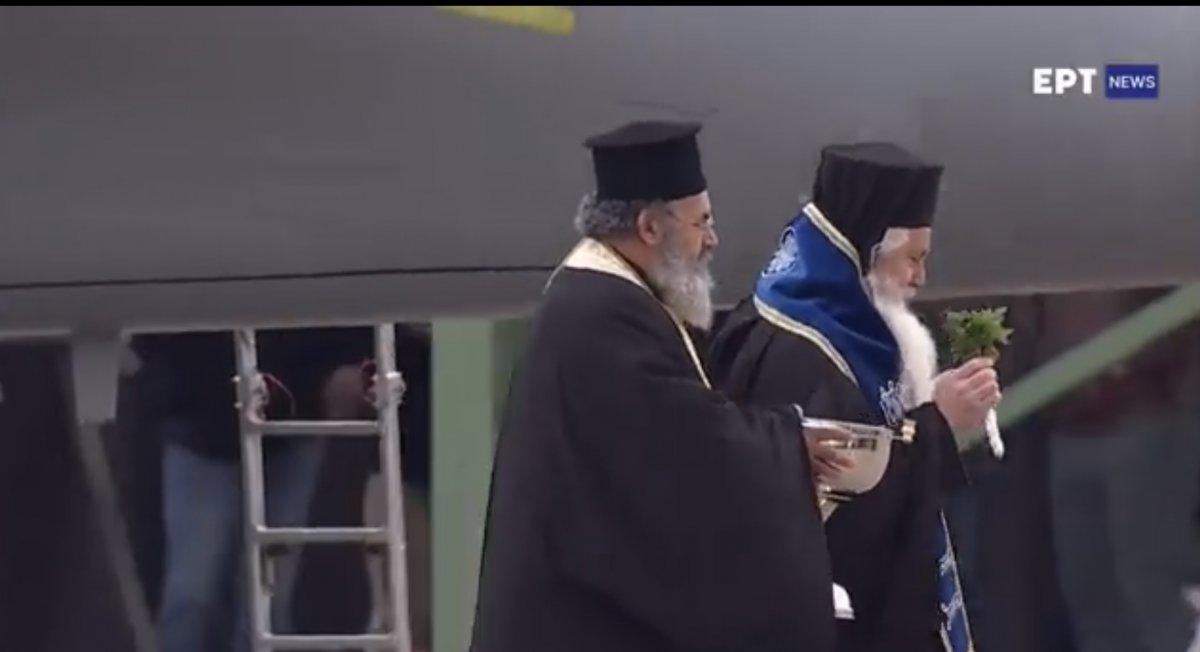 Yunanistan yeni aldığı savaş uçaklarını kutsadı