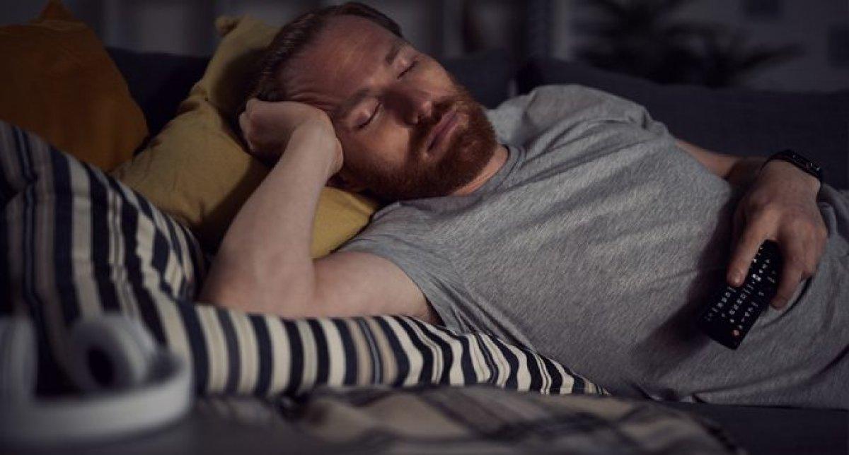 Keyifli ama tehlikeli! Televizyon karşısında uyumanın 5 ciddi zararı
