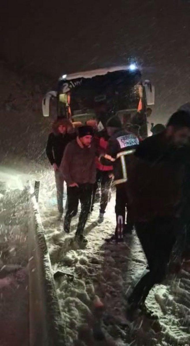 Bolu'da, kaza yapan otobüste mahsur kalan 27 yolcu kurtarıldı